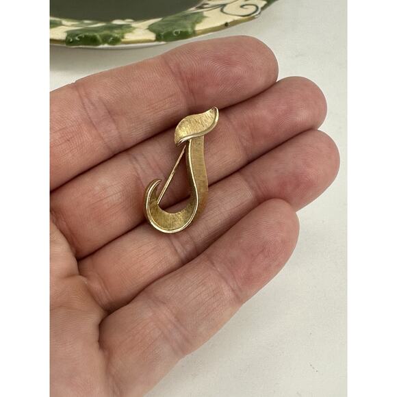 Vintage Crown Trifari Gold Tone Capital J Initial Letter Small Brooch Pin - Picture 1 of 3